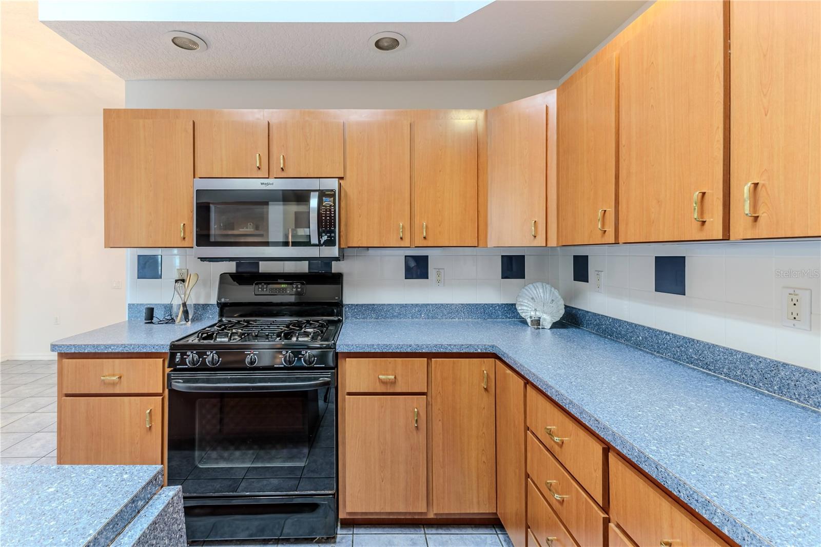 WHISPERING OAKS - Residential