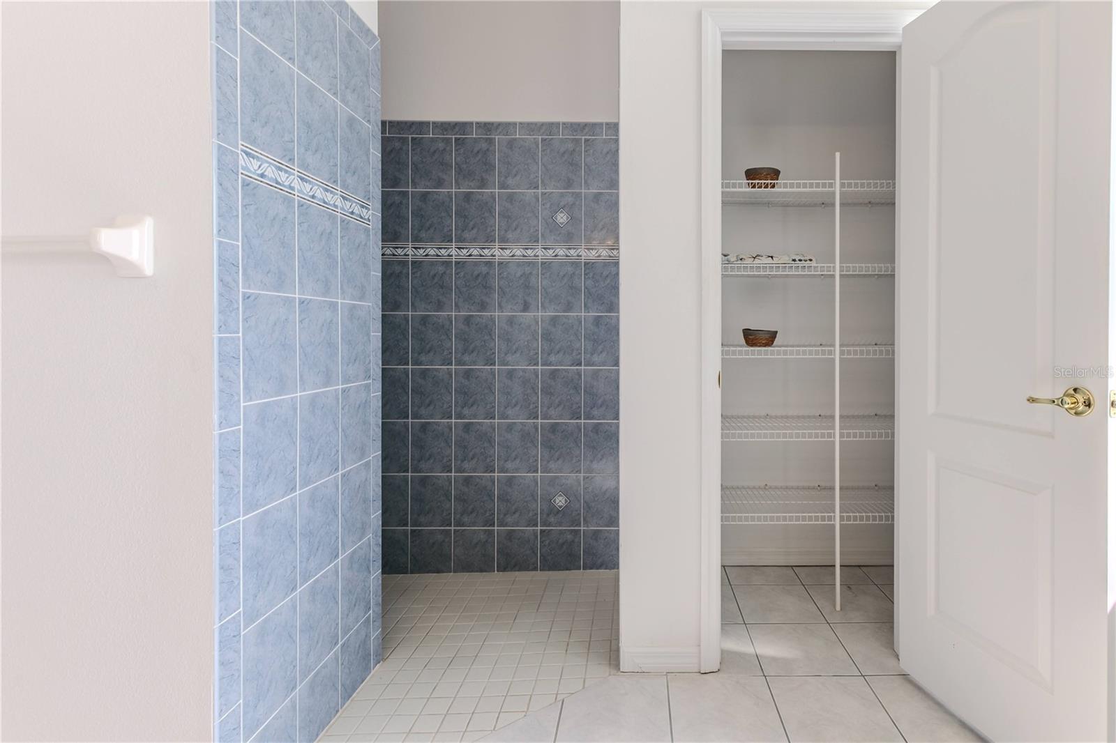 WHISPERING OAKS - Residential