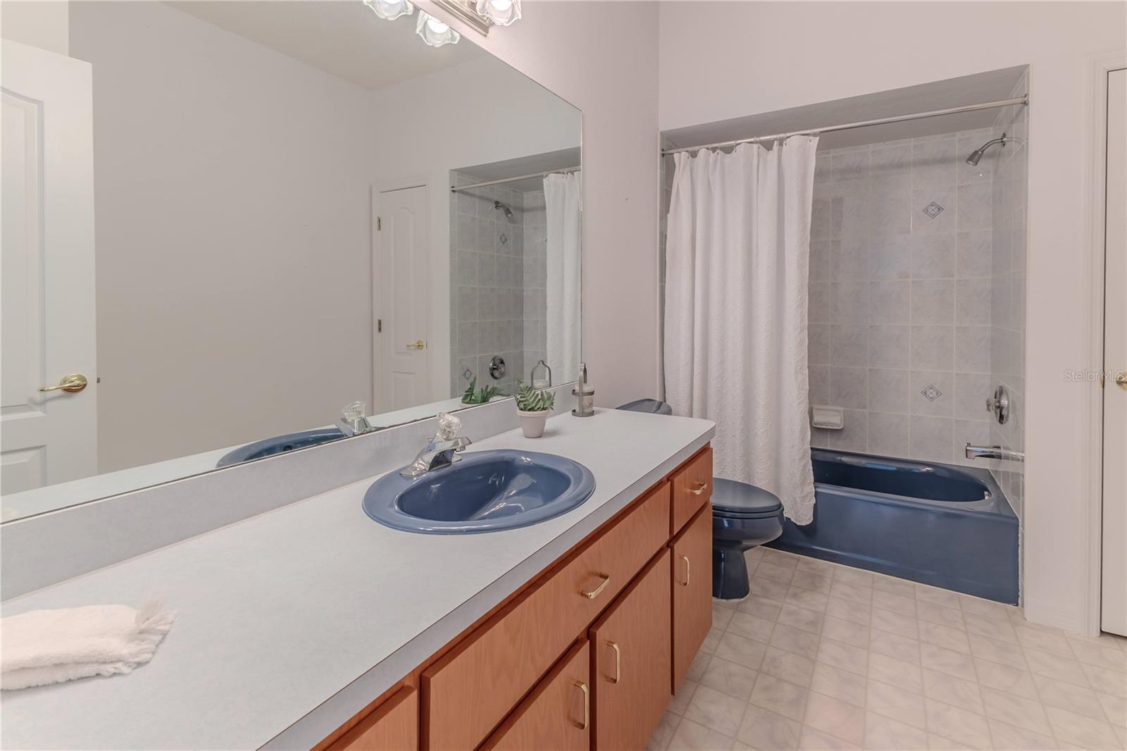 WHISPERING OAKS - Residential