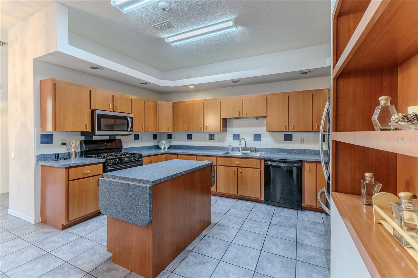 WHISPERING OAKS - Residential