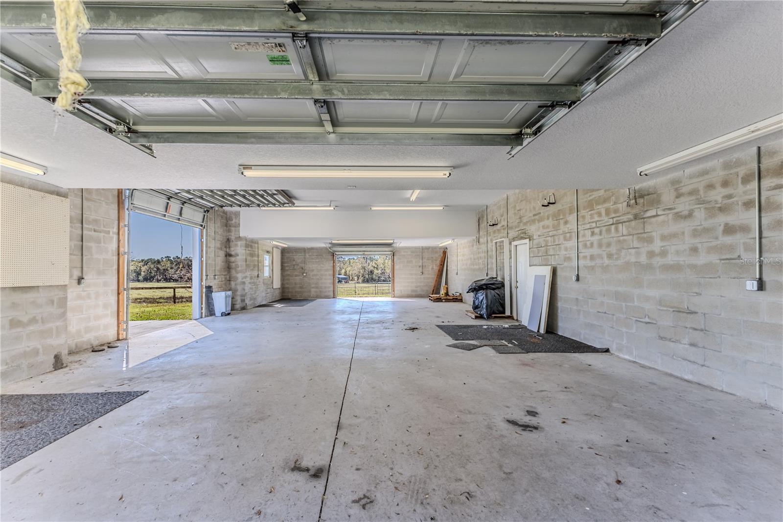 WHISPERING OAKS - Residential