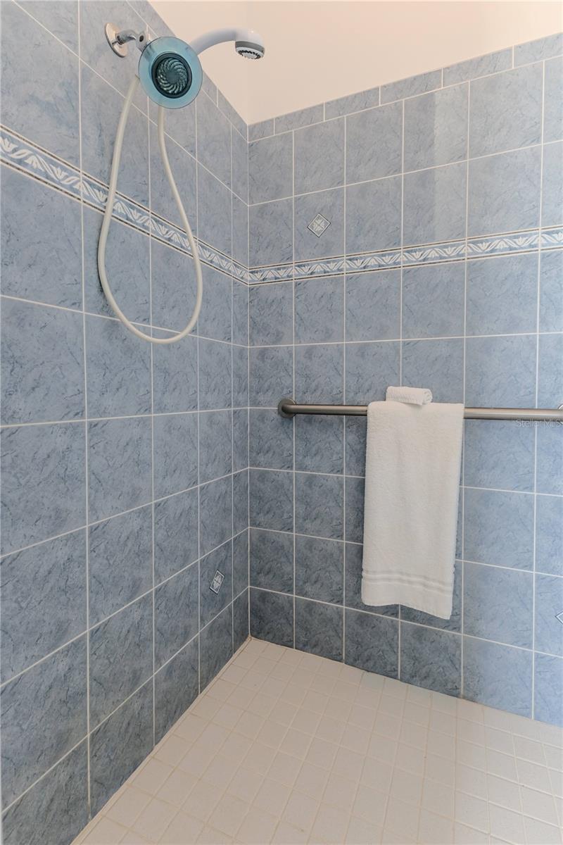 WHISPERING OAKS - Residential