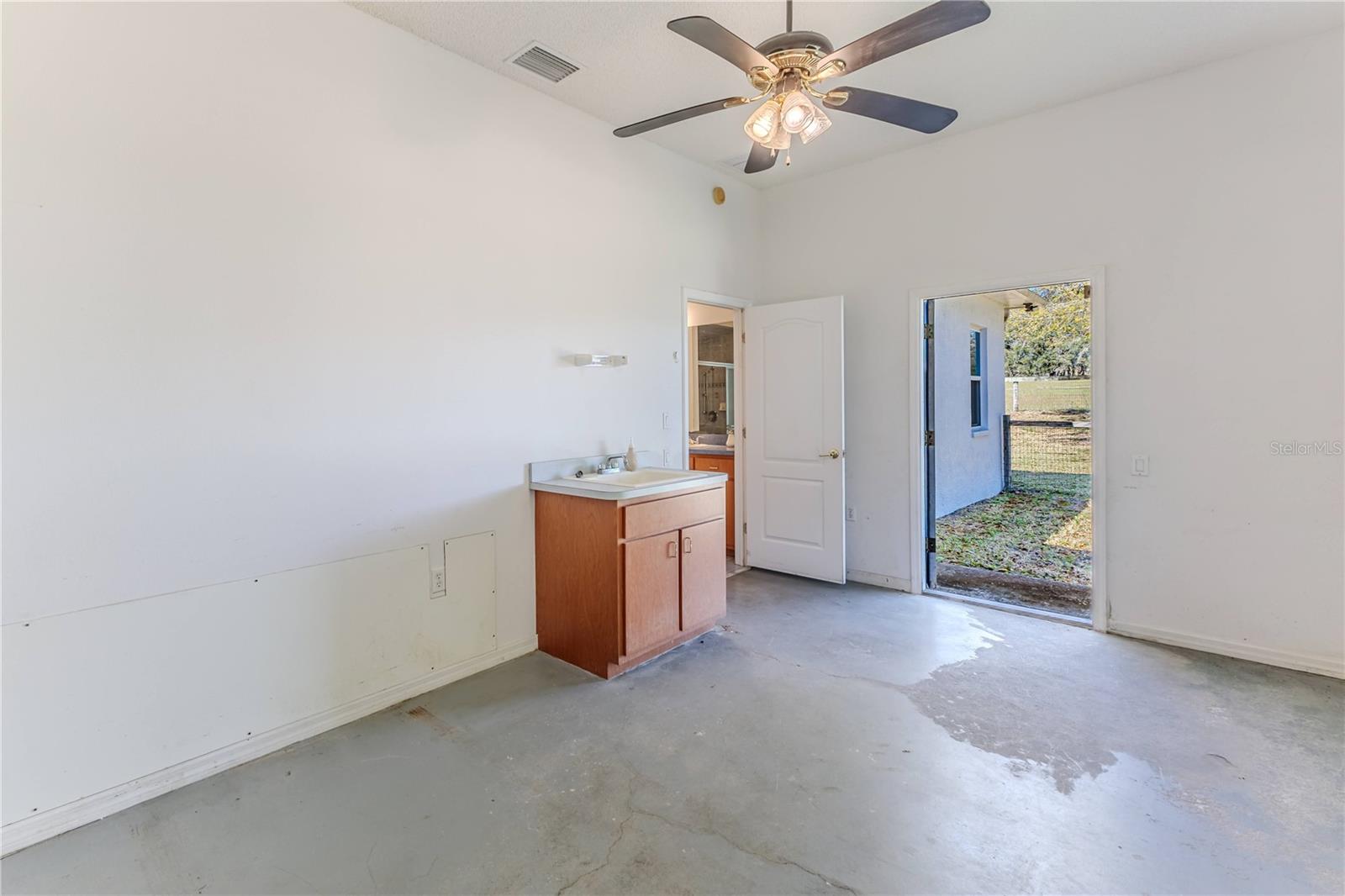 WHISPERING OAKS - Residential