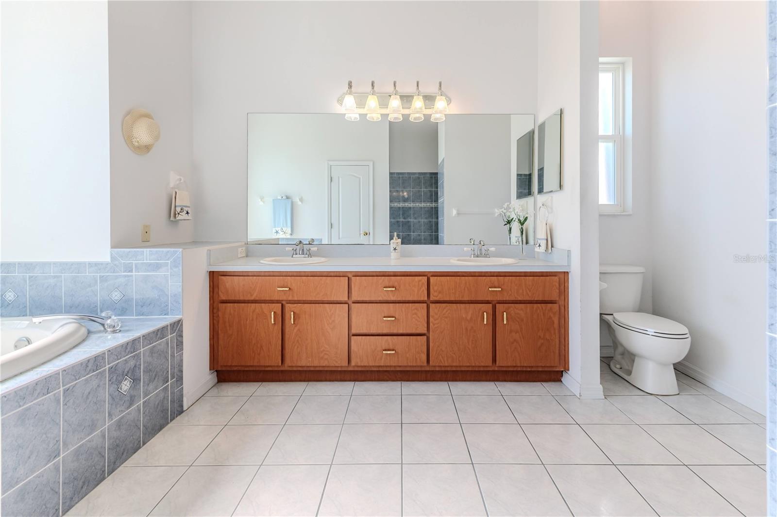 WHISPERING OAKS - Residential