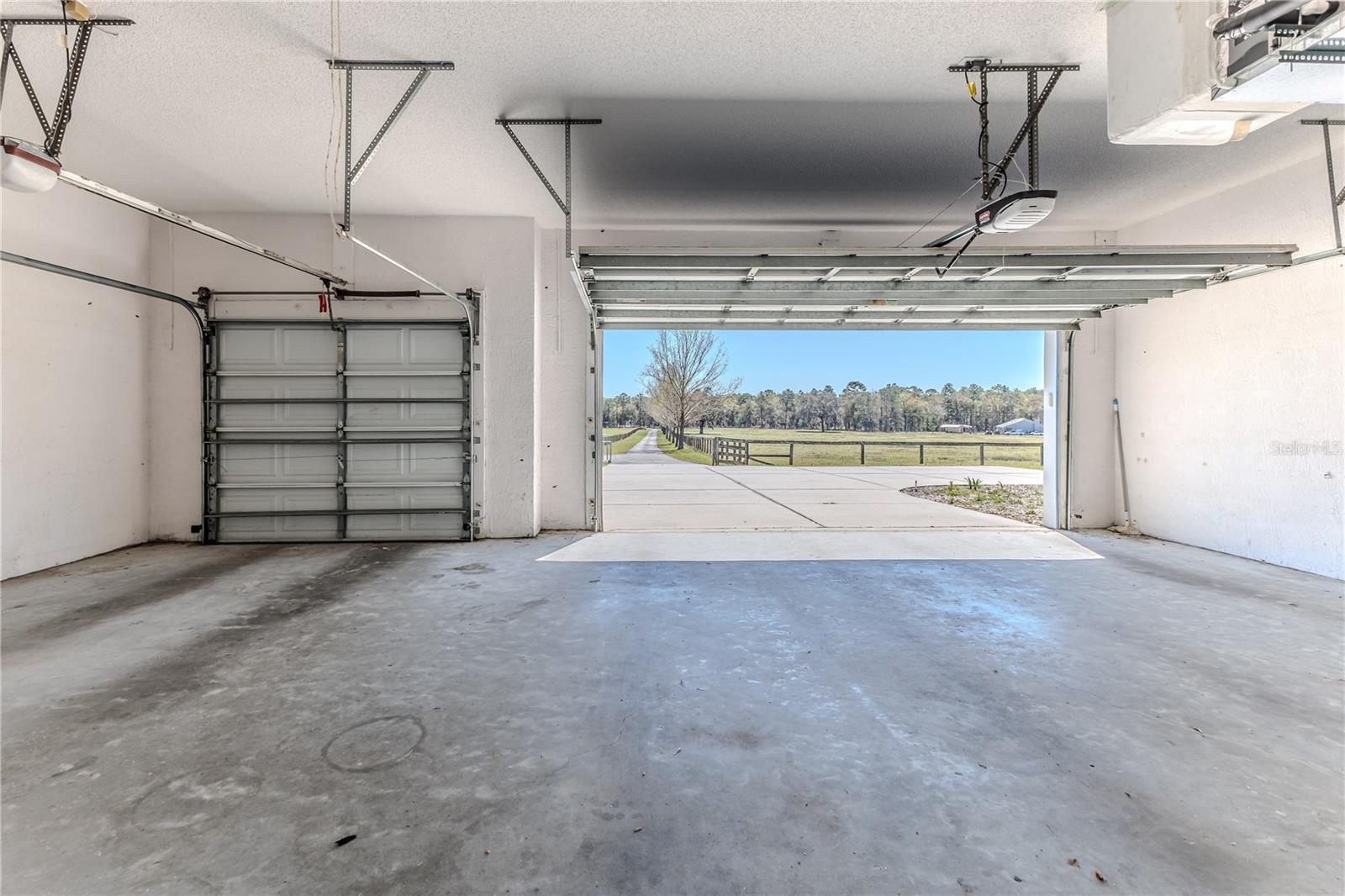 WHISPERING OAKS - Residential