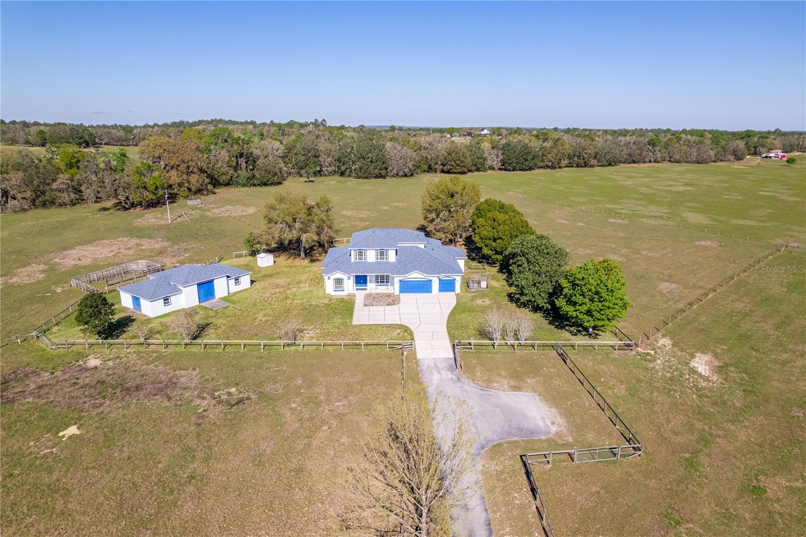 WHISPERING OAKS - Residential