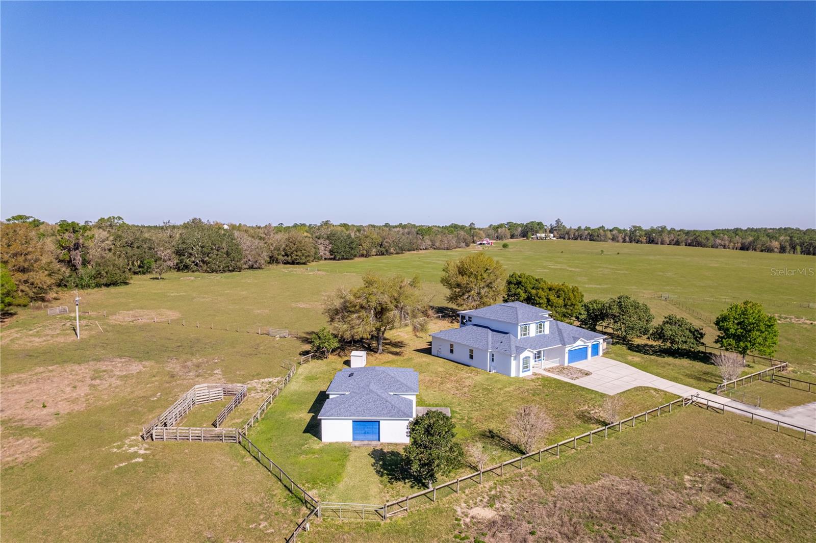 WHISPERING OAKS - Residential