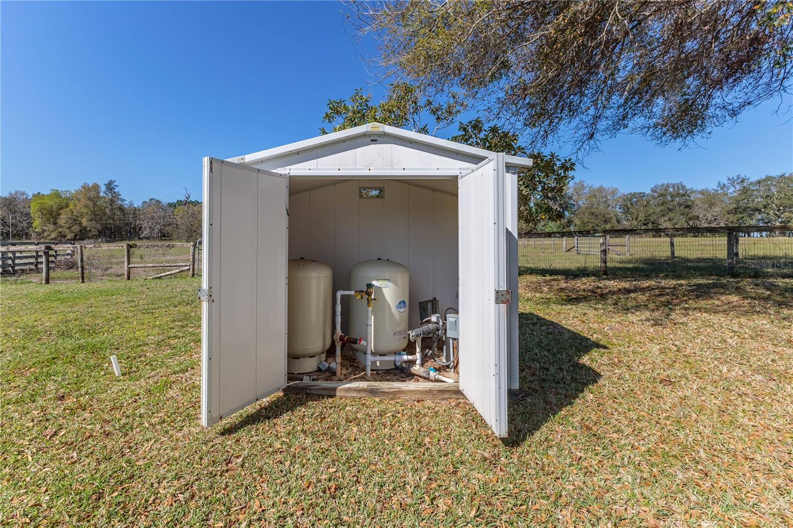 WHISPERING OAKS - Residential