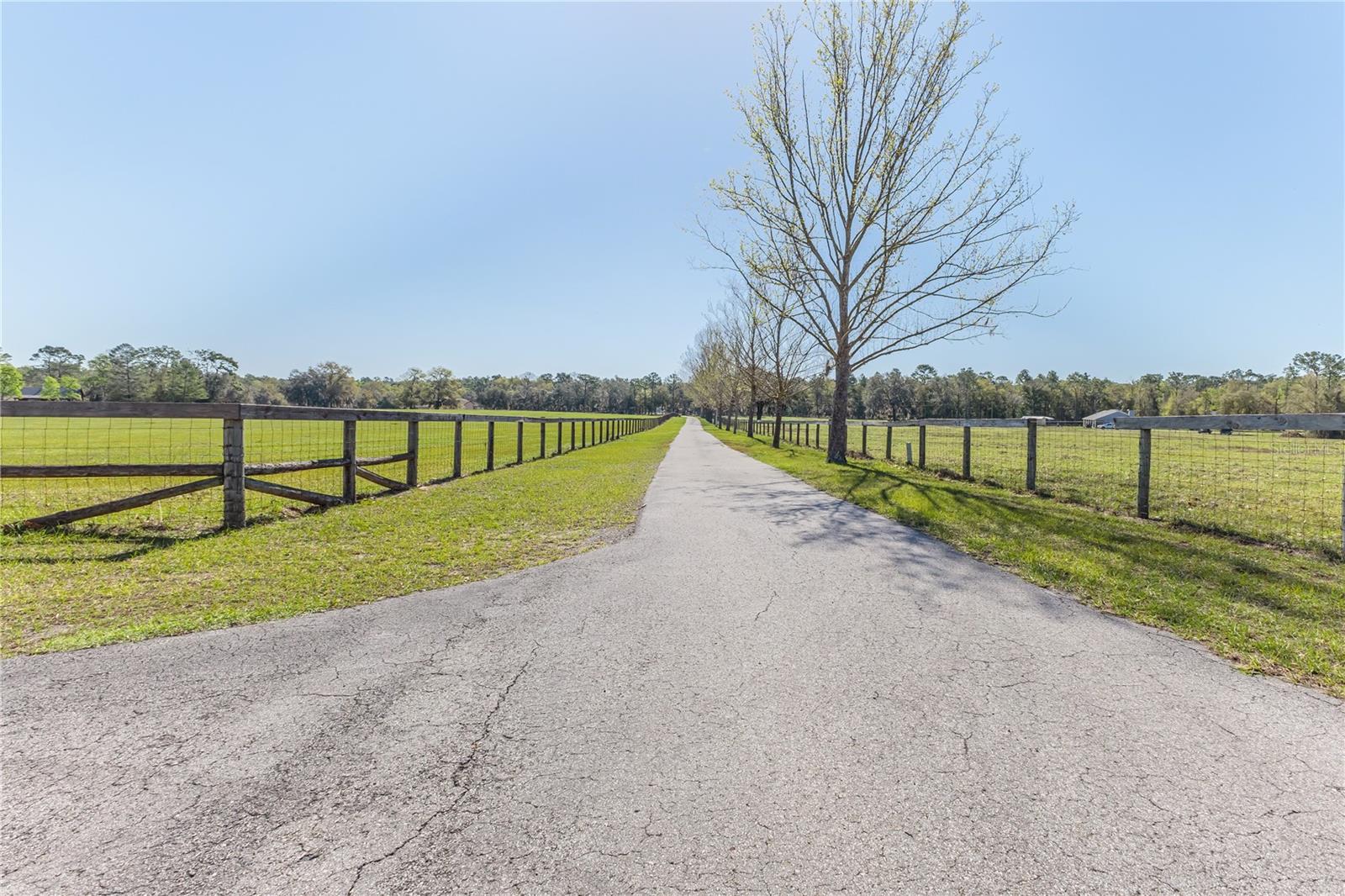 WHISPERING OAKS - Residential