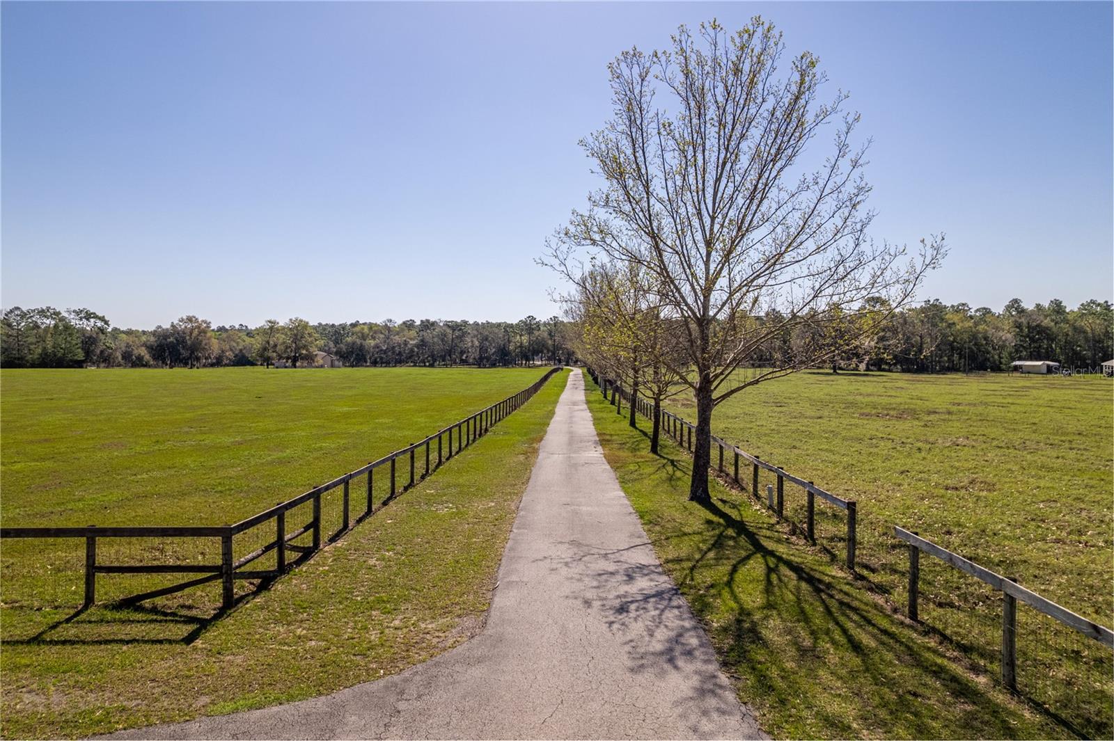 WHISPERING OAKS - Residential