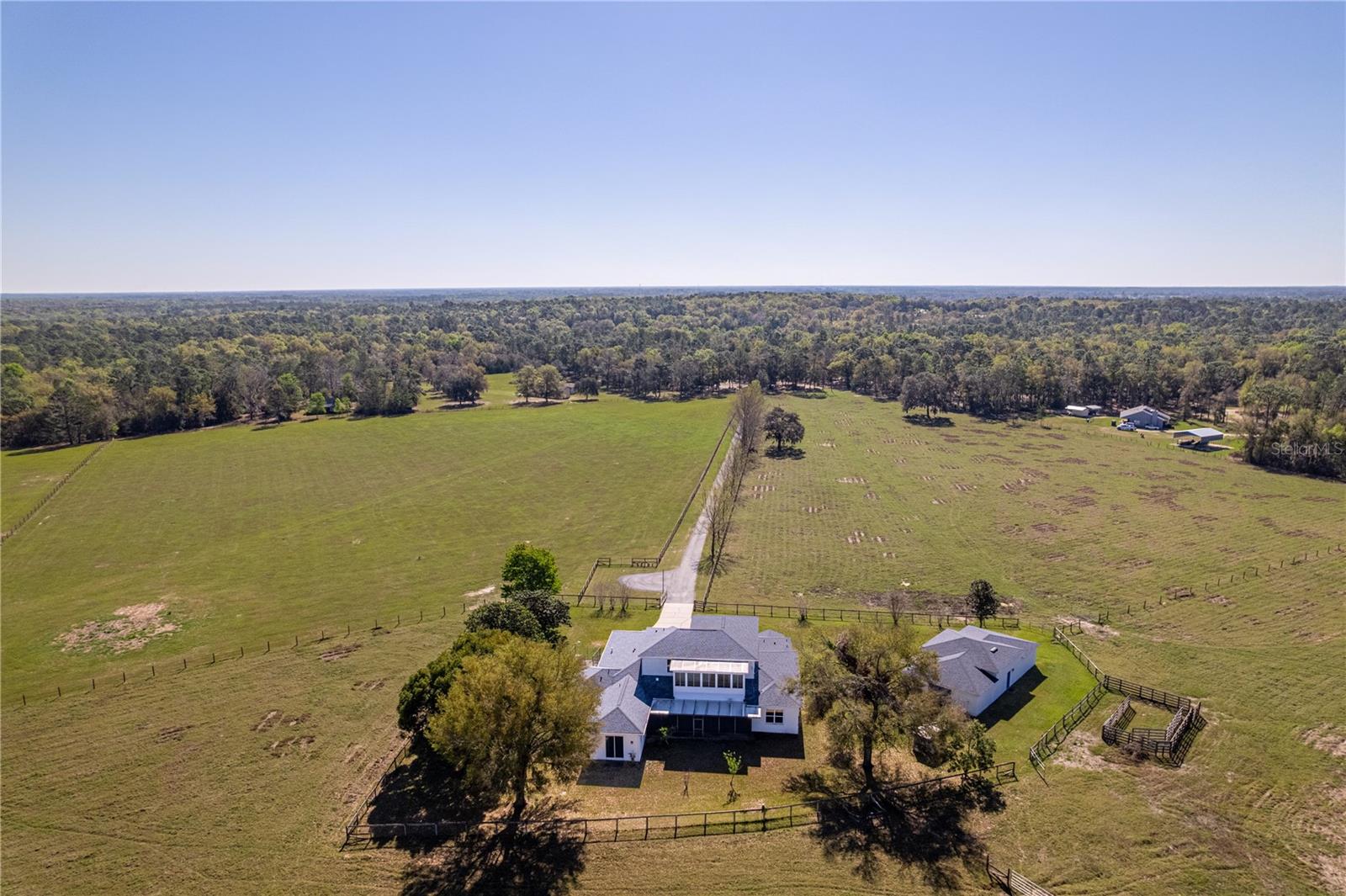 WHISPERING OAKS - Residential