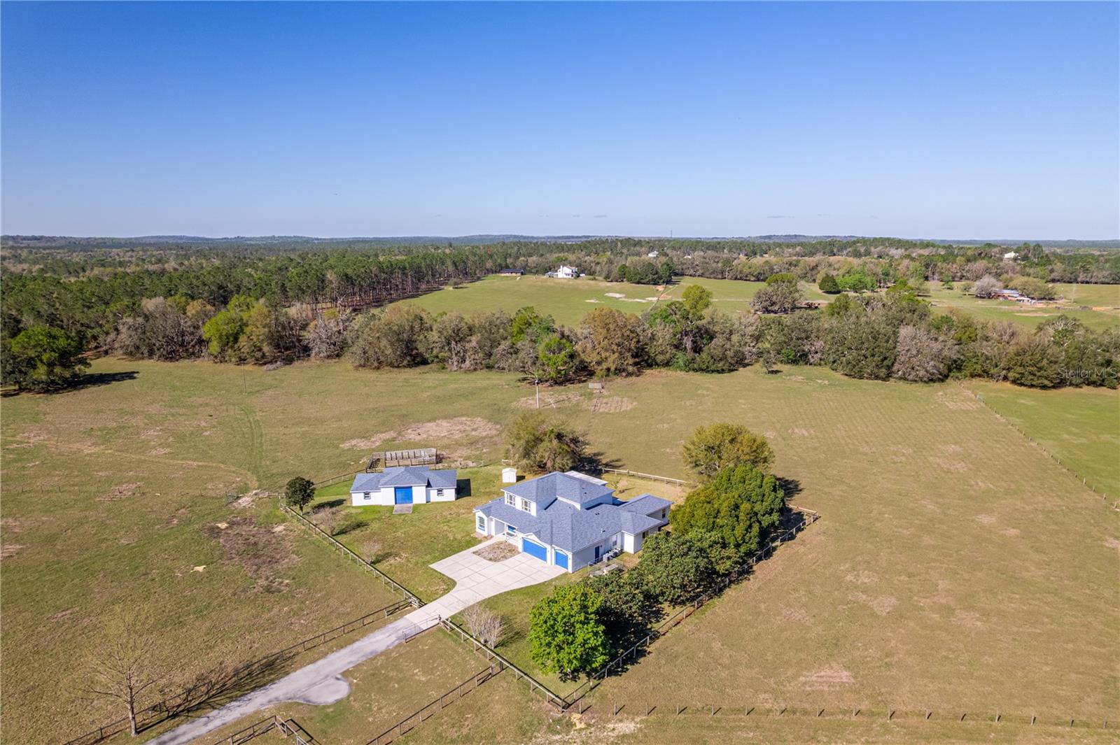 WHISPERING OAKS - Residential