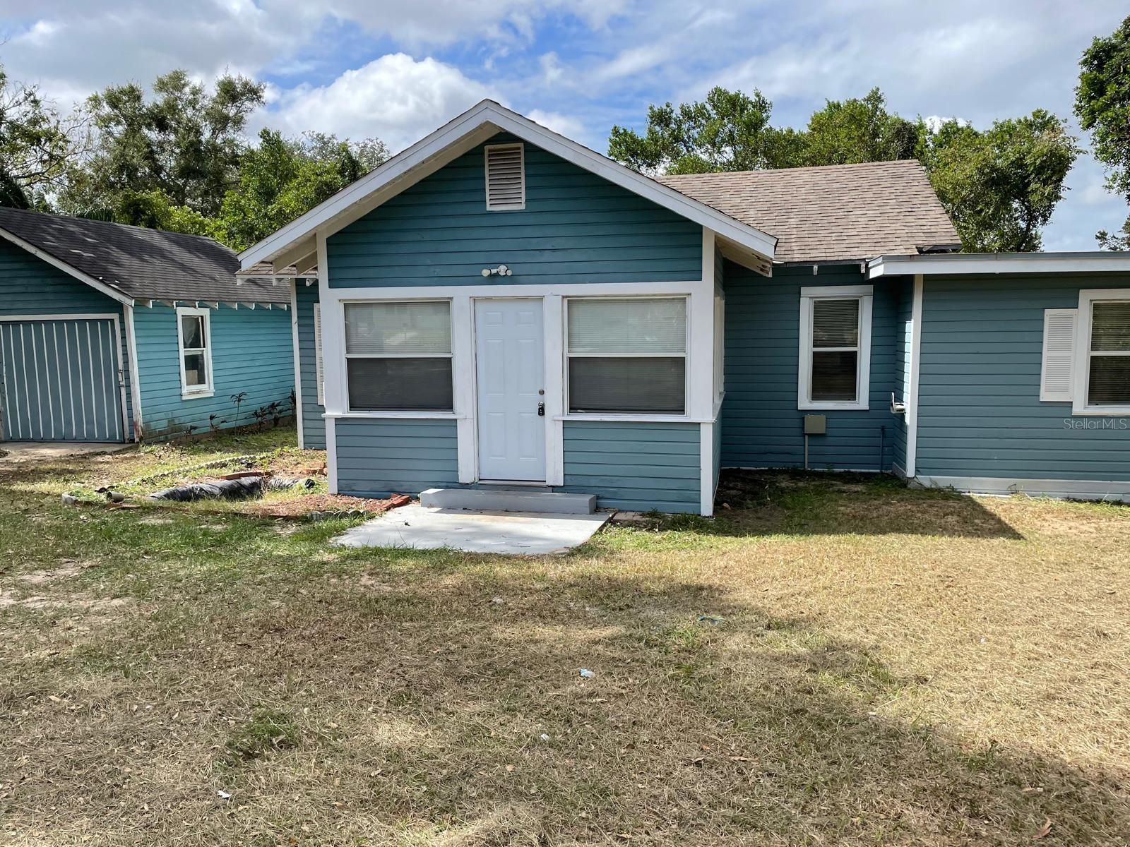 Don't Miss This Investment Gem in Lake Wales! Attention Investors! This income-producing single-family
home in Lake Wales is a fantastic opportunity you won't want to miss. Currently tenant-occupied, this property
provides immediate rental income and potential for long-term growth in the thriving Lake Wales market. This
charming home boasts:
3 Bedrooms - Offering ample living space.
2 Bathrooms - Convenient for residents.
Eat-in Kitchen - A desirable feature for tenants.
Wood Flooring Throughout - A classic and durable finish.
Make an appointment to view this one today!