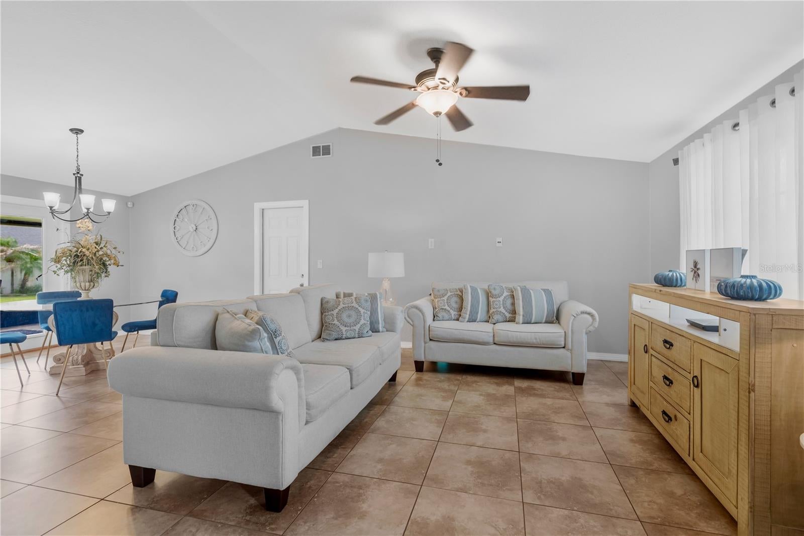 819 JACARANDA DRIVE