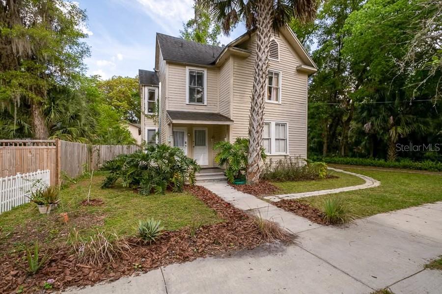 Charming upstairs 1-bedroom, 1-bathroom apartment located in a beautiful historic 1900s Duckpond home, just a short walk from Downtown and only minutes away from UF Campus and Midtown! With its beautifully refinished hardwood floors and an abundance of natural light, this apartment offers a spacious living area, a generous bedroom, and a modern, updated kitchen and bath. Enjoy the convenience of a shared backyard and on-site washer/dryer.
Don't miss out—schedule your showing today!
$60.00 Application Fee (per person over 18)
$60.00 Guarantor Fee (if applicable)
$250.00 Leasing Fee (due at lease signing)
$300.00 Non-refundable Pet Fee (per year)
First, Last, and Security Deposit.