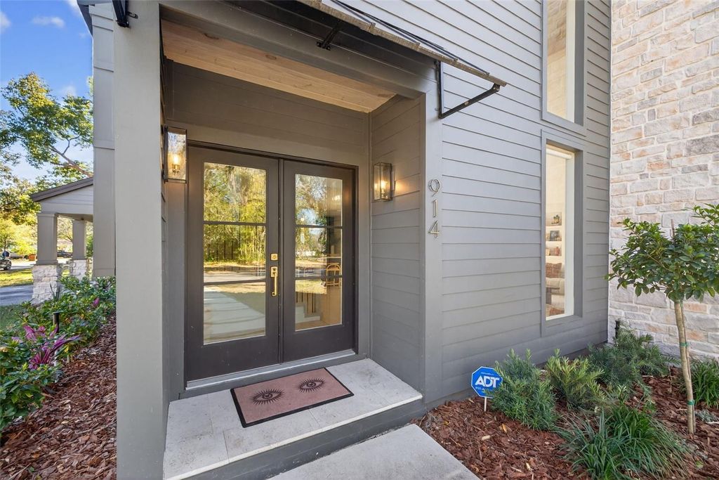 Photo of 914 W Idlewild Avenue, Tampa, FL 33604 (MLS # TB8472487)