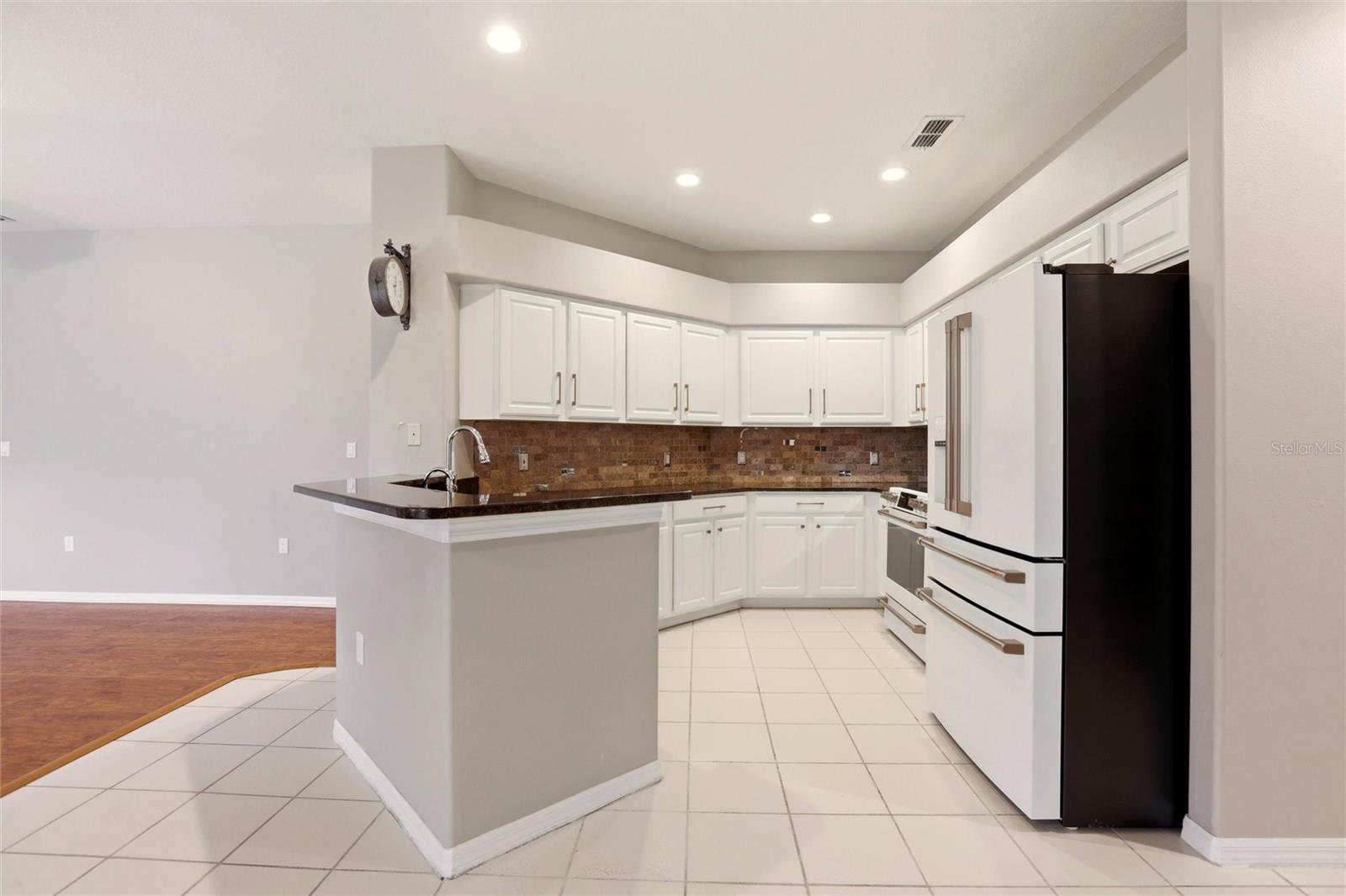 RIVER HILLS COUNTRY CLUB PARCE - Residential