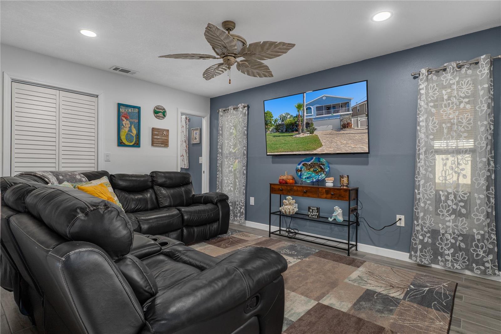 HERNANDO BCH UNIT 11 BLK 101 LOT 5 - Residential