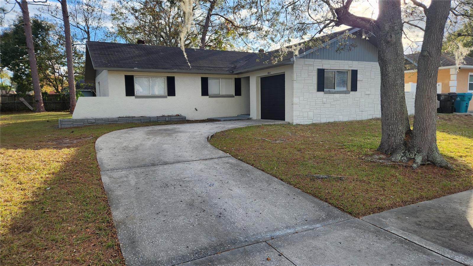 This charming 3-bedroom 2-bathroom single-family home is available for IMMEDIATE OCCUPANCY!
Lawn care is not included in the monthly rent. The monthly household income requirement is three times the monthly rent. No current or past evictions. Contact our office today to schedule a showing of this charming home.