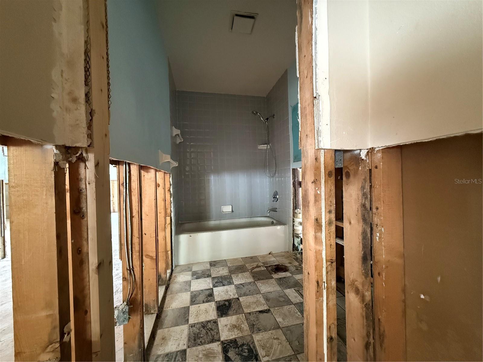 BOCA CIEGA ISLE - Residential