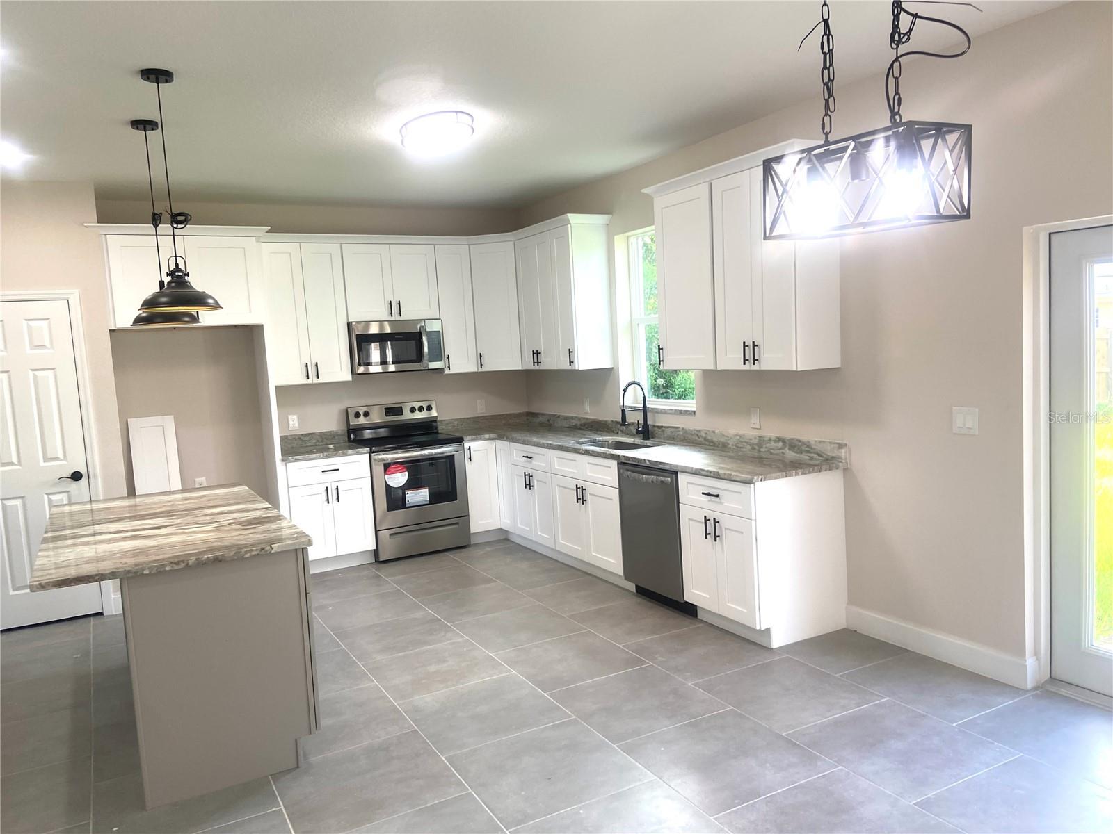 SEBRING COUNTRY ESTATE/SEB HILLS AREA - Residential