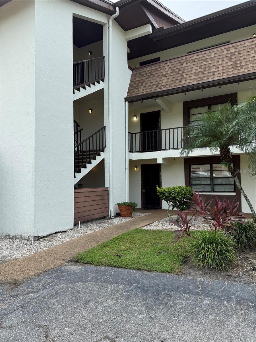 Get away from the cold, bring your golf clubs and come on down to Bradenton, Florida. This 3 bedroom, 2 bath condo is on the first floor ad is located in a par 3 golf course community. Timber Creek offers a clubhouse with a fitness center, ping pong and a place for playing cards and board games. A pickleball court as well. Only minutes from Anna Maria Island and Longboat Key. Can be rented from November 1 of 2025 until April or May of 2026. Or it can be a 3 month rental as well.