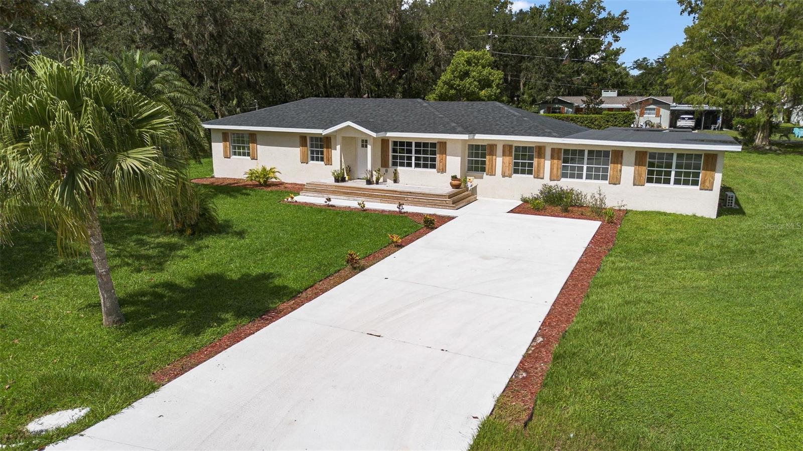 1518 LAKESIDE DRIVE