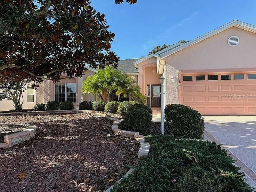 Photo of 4803 Sawgrass Lake Circle, Leesburg, FL 34748 (MLS # G5106470)