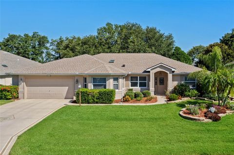 A home in TAVARES