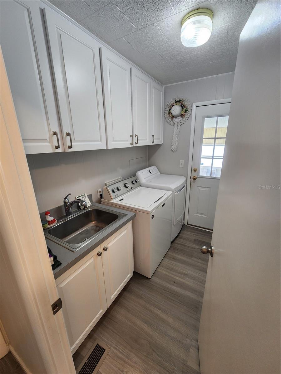 PALM LAKE ESTATES - Residential