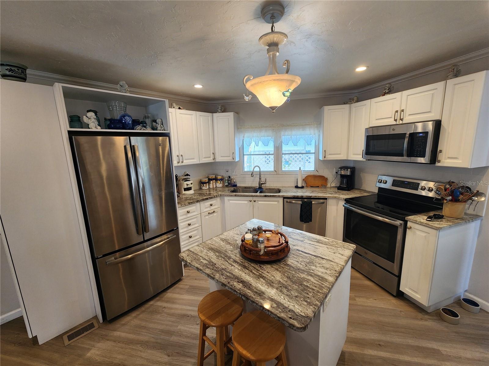 PALM LAKE ESTATES - Residential