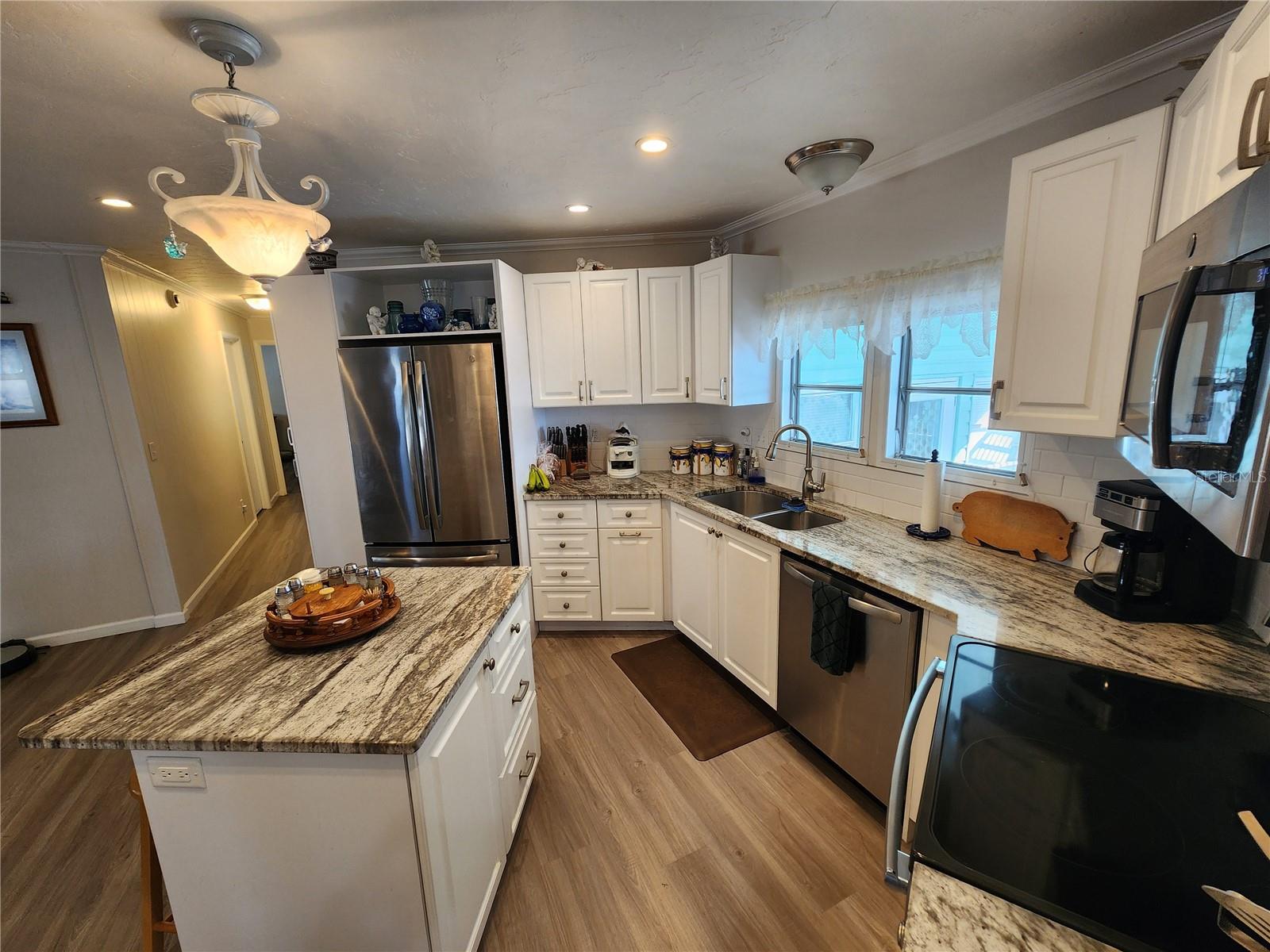 PALM LAKE ESTATES - Residential