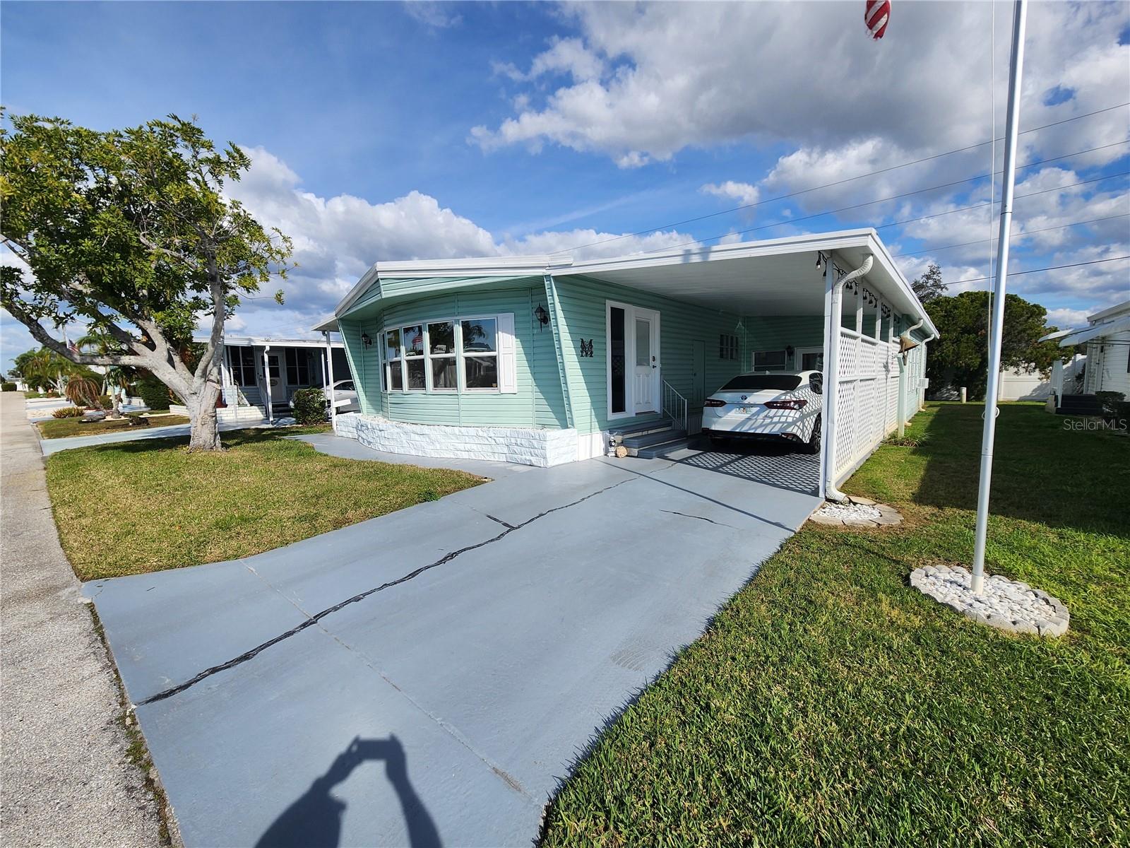 PALM LAKE ESTATES - Residential