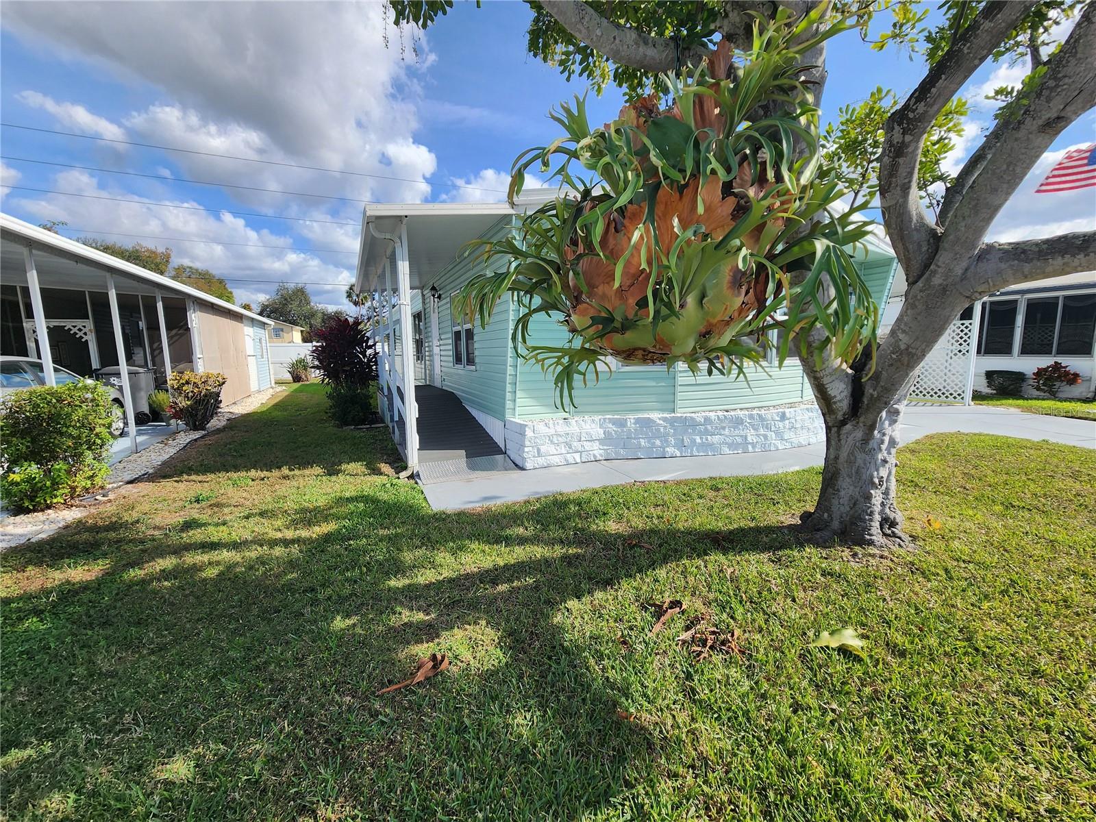 PALM LAKE ESTATES - Residential