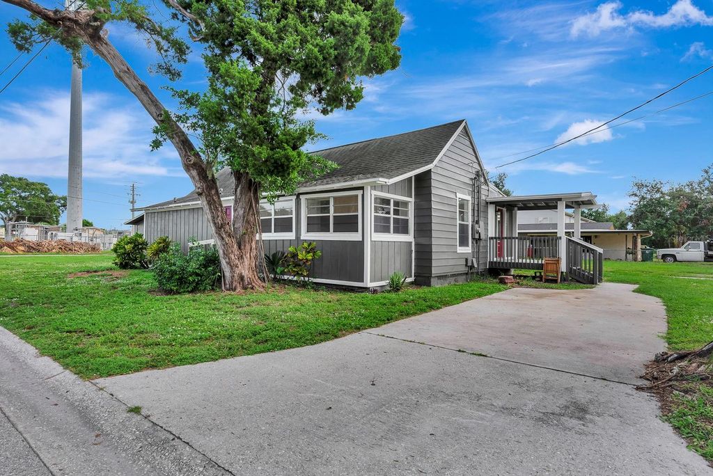 Photo of 806 3rd Avenue W, Palmetto, FL 34221 (MLS # A4665580)