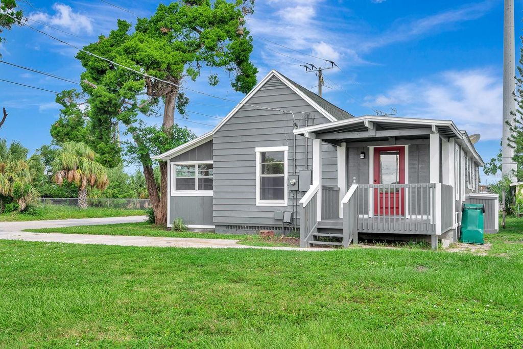 Photo of 806 3rd Avenue W, Palmetto, FL 34221 (MLS # A4665580)