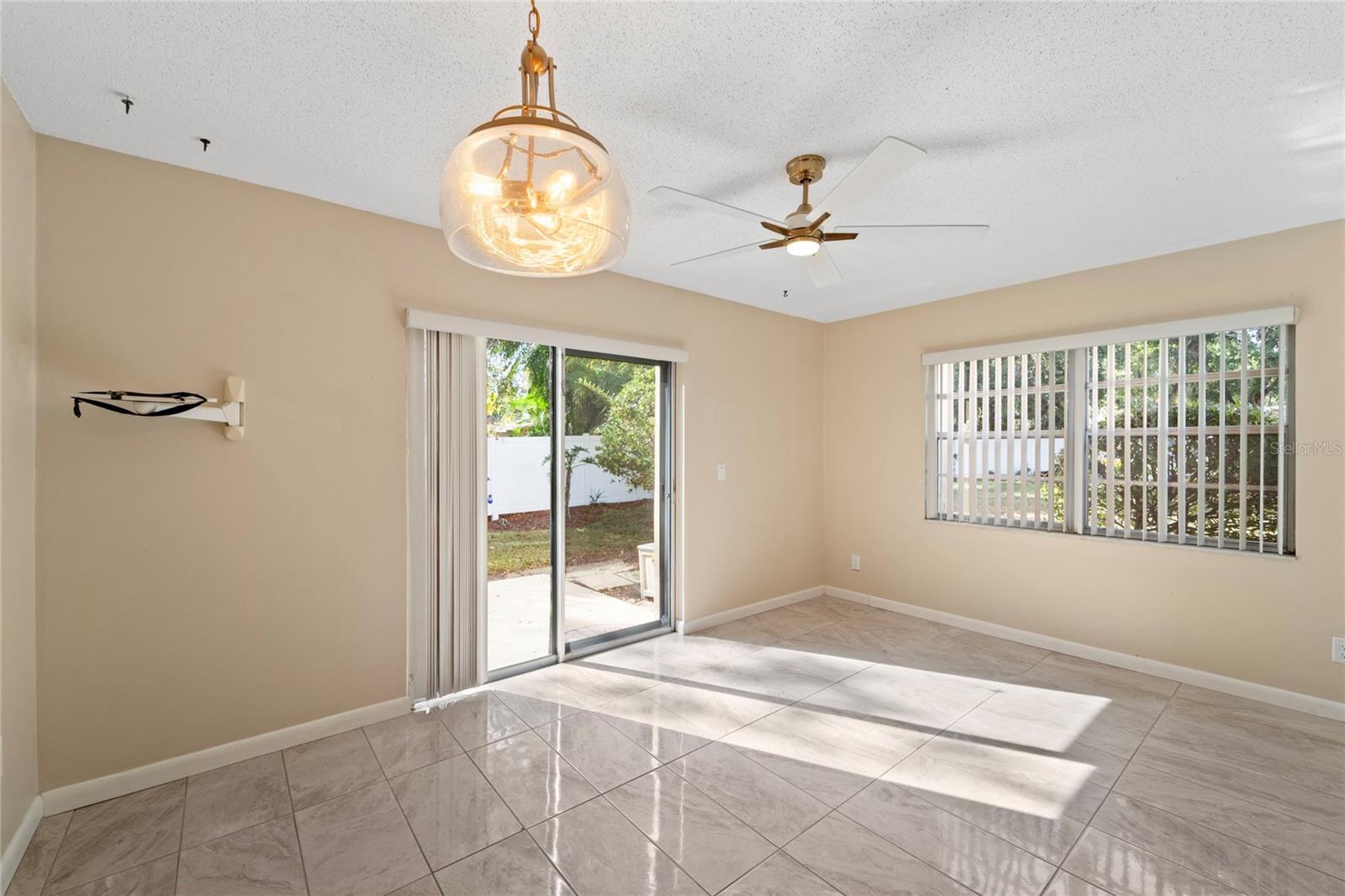 SUMMER LAKES - Residential