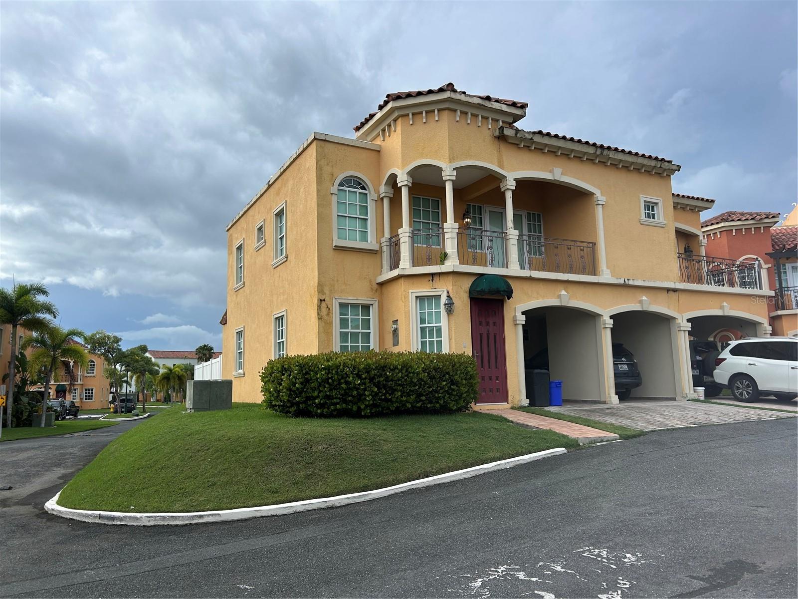Discover this spacious two-story Townhome on a desirable corner lot, 4 bedrooms and 3.5 baths. The master bedroom has a high ceiling, features a balcony and a large en suite bathroom. Located in a prime area, this home is just a short walk from restaurants, shopping center, movie theater, and supermarket. Plus, you're only a quick drive away from beautiful beaches and golf courses, making it the perfect place for comfort and convenience.
