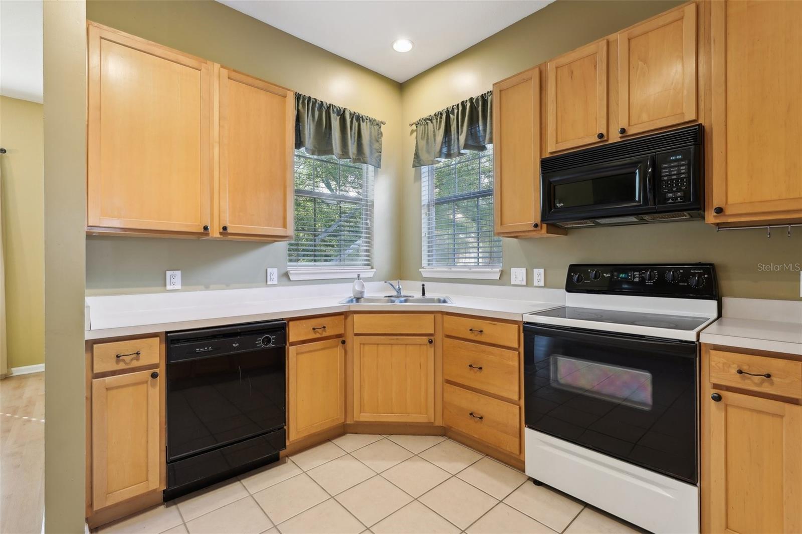 PHILLIPS BAY CONDO PH 02 OR 5723/2465 - Residential