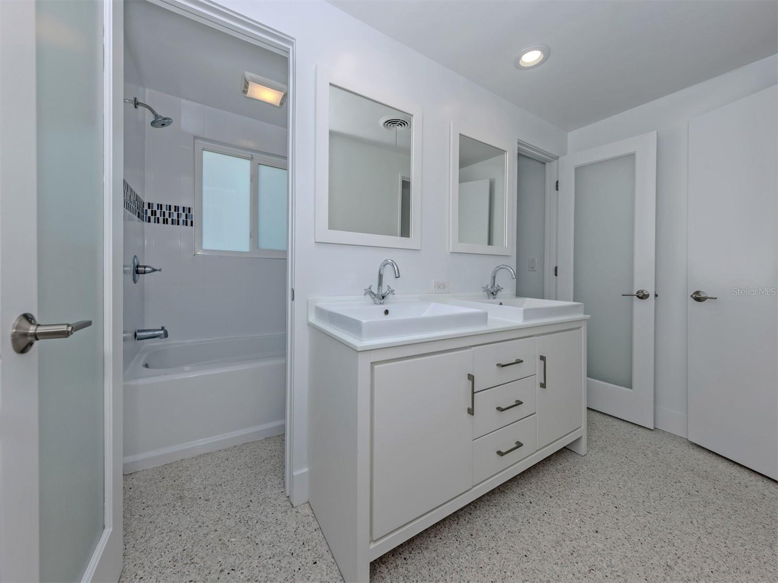 SORRENTO SHORES - Residential