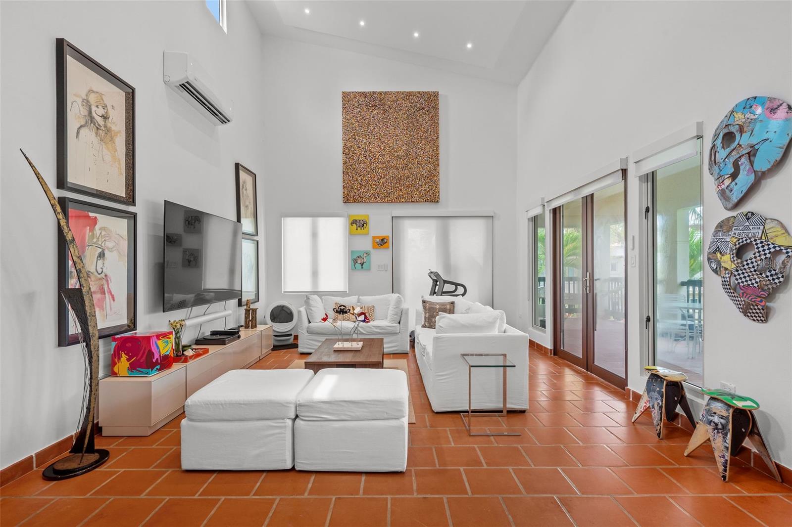 LAKESIDE VILLAS - Residential