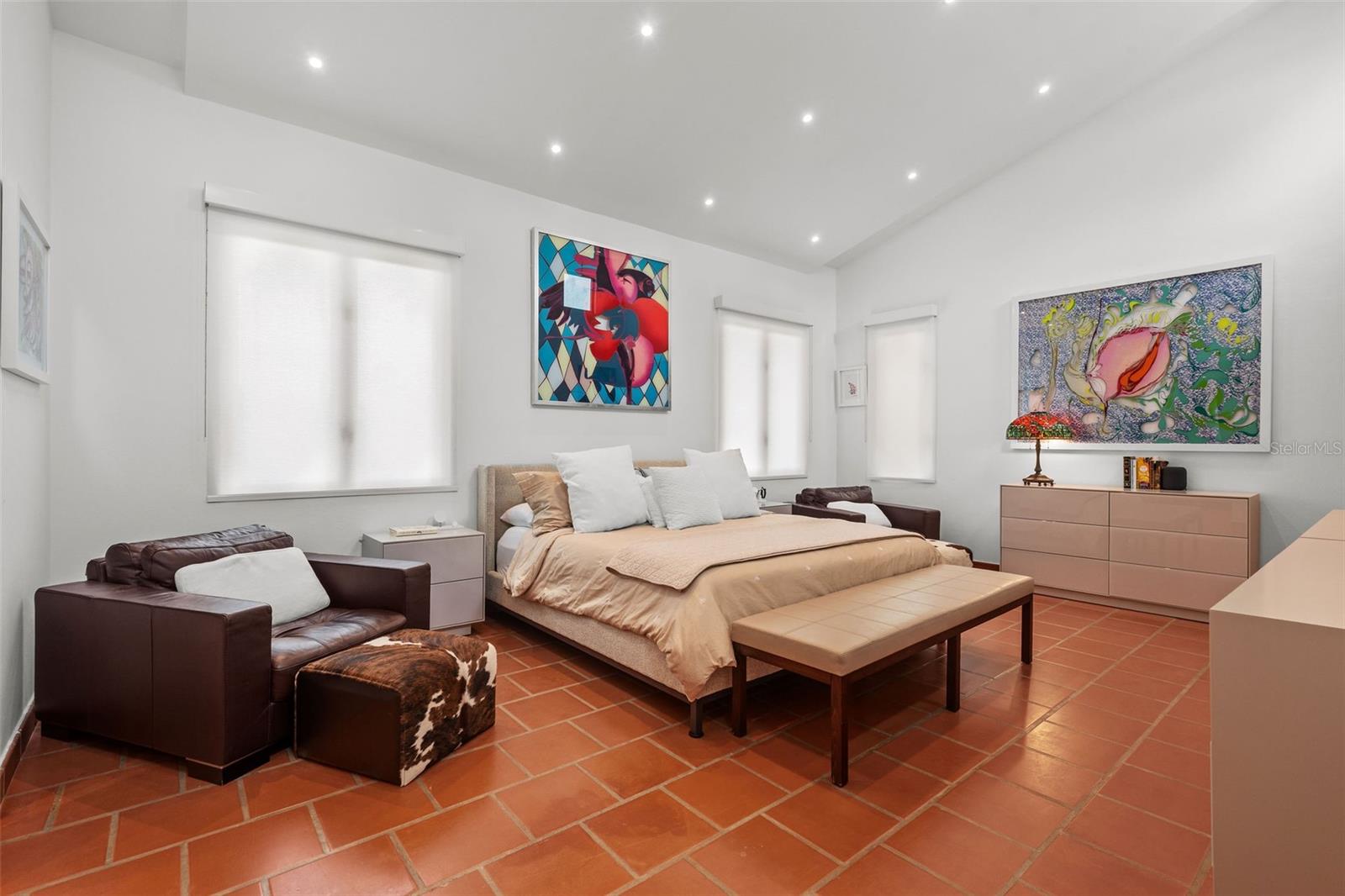 LAKESIDE VILLAS - Residential