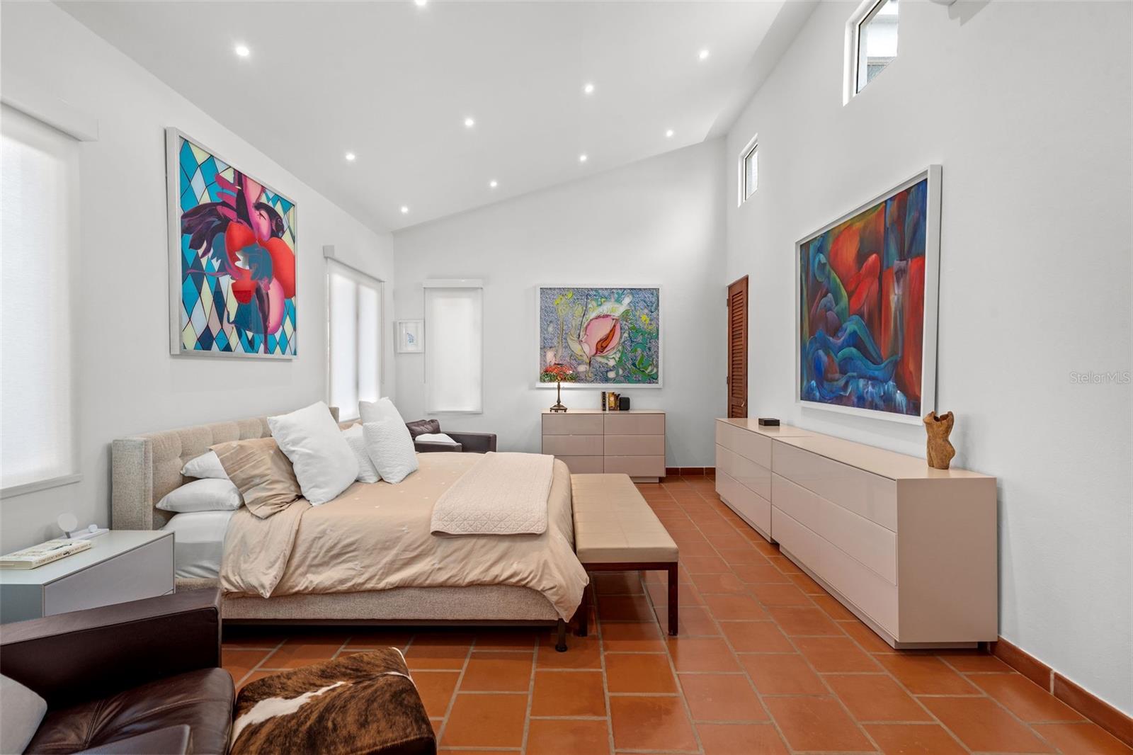 LAKESIDE VILLAS - Residential