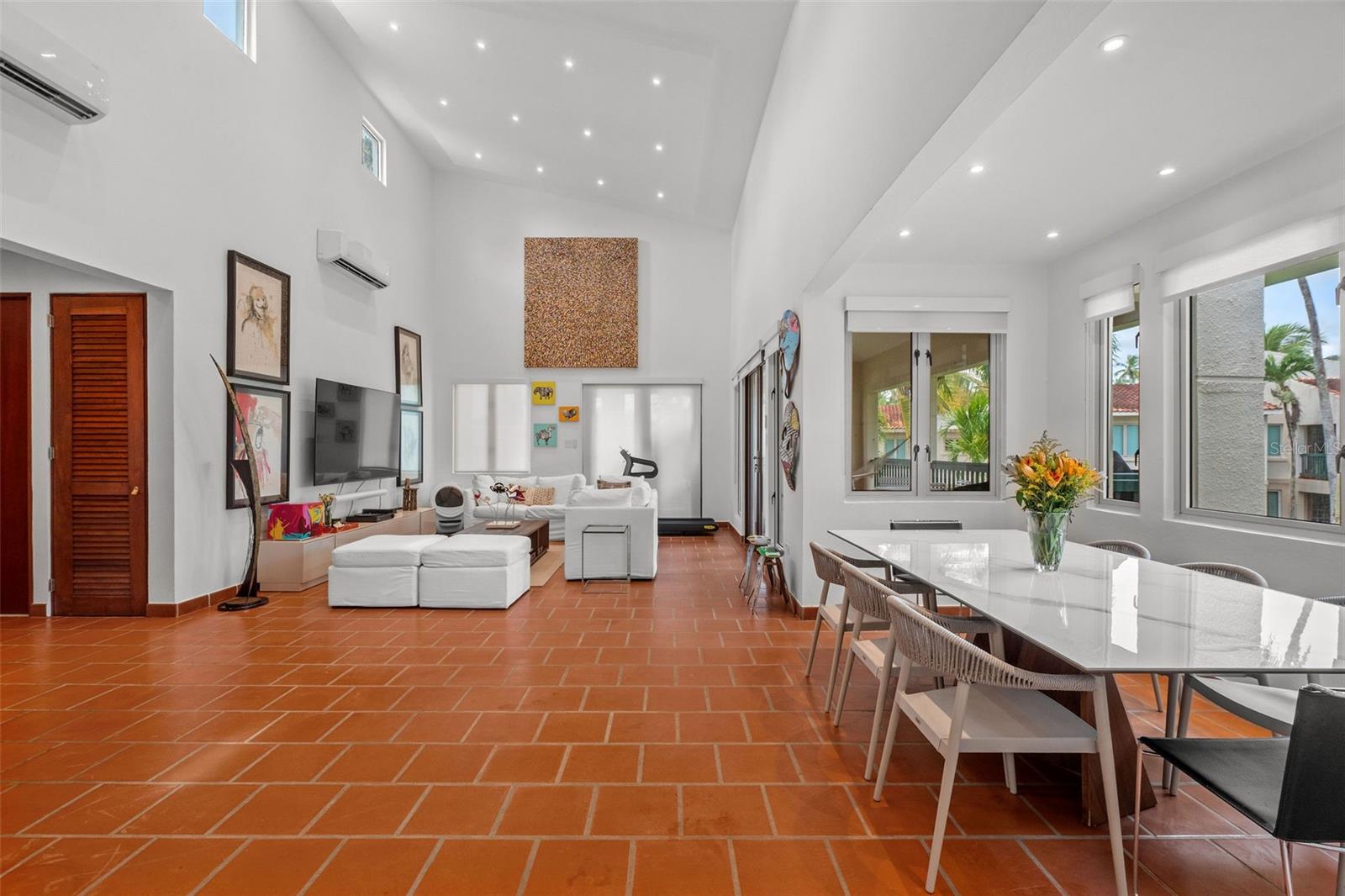 LAKESIDE VILLAS - Residential