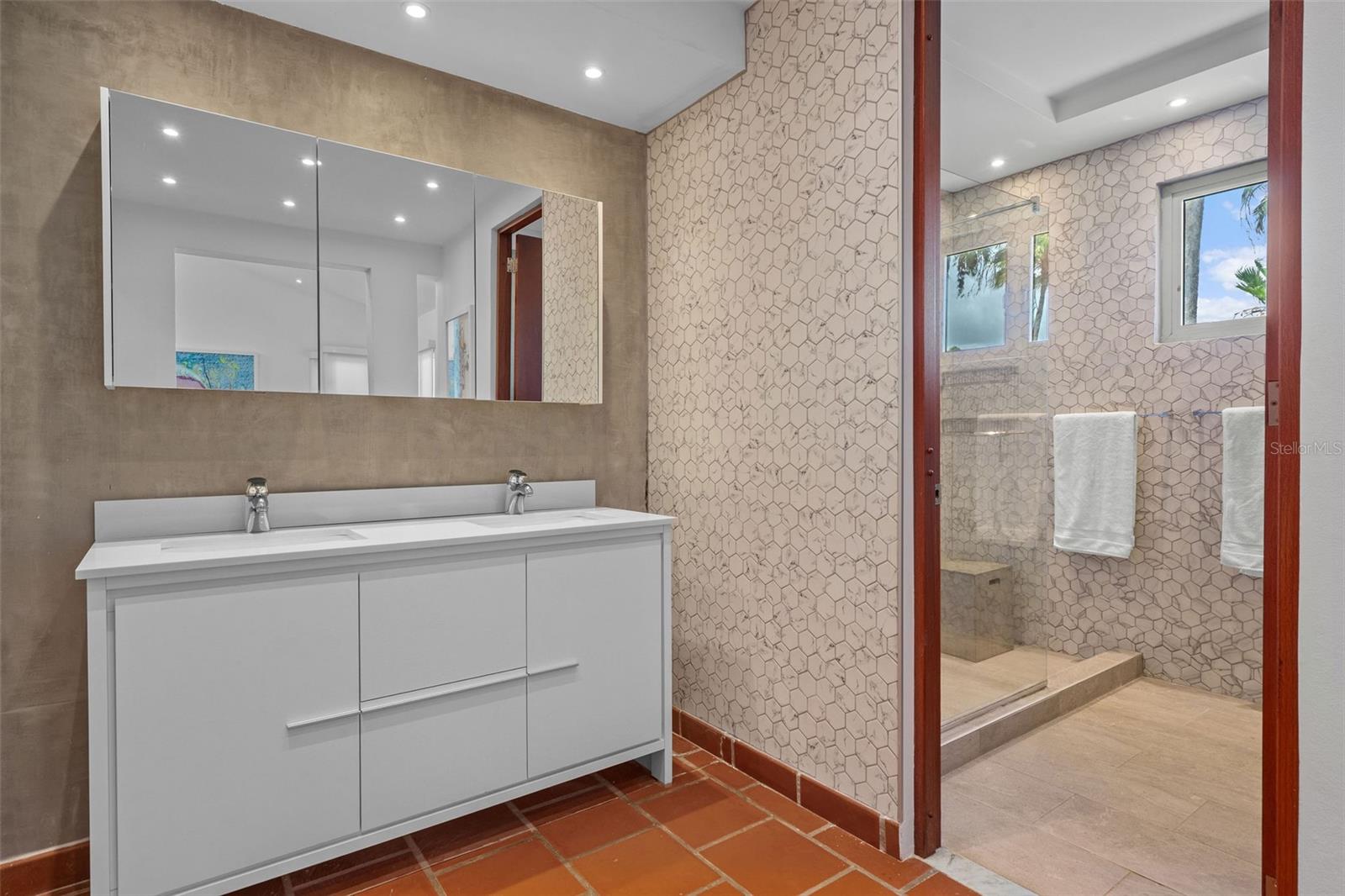 LAKESIDE VILLAS - Residential