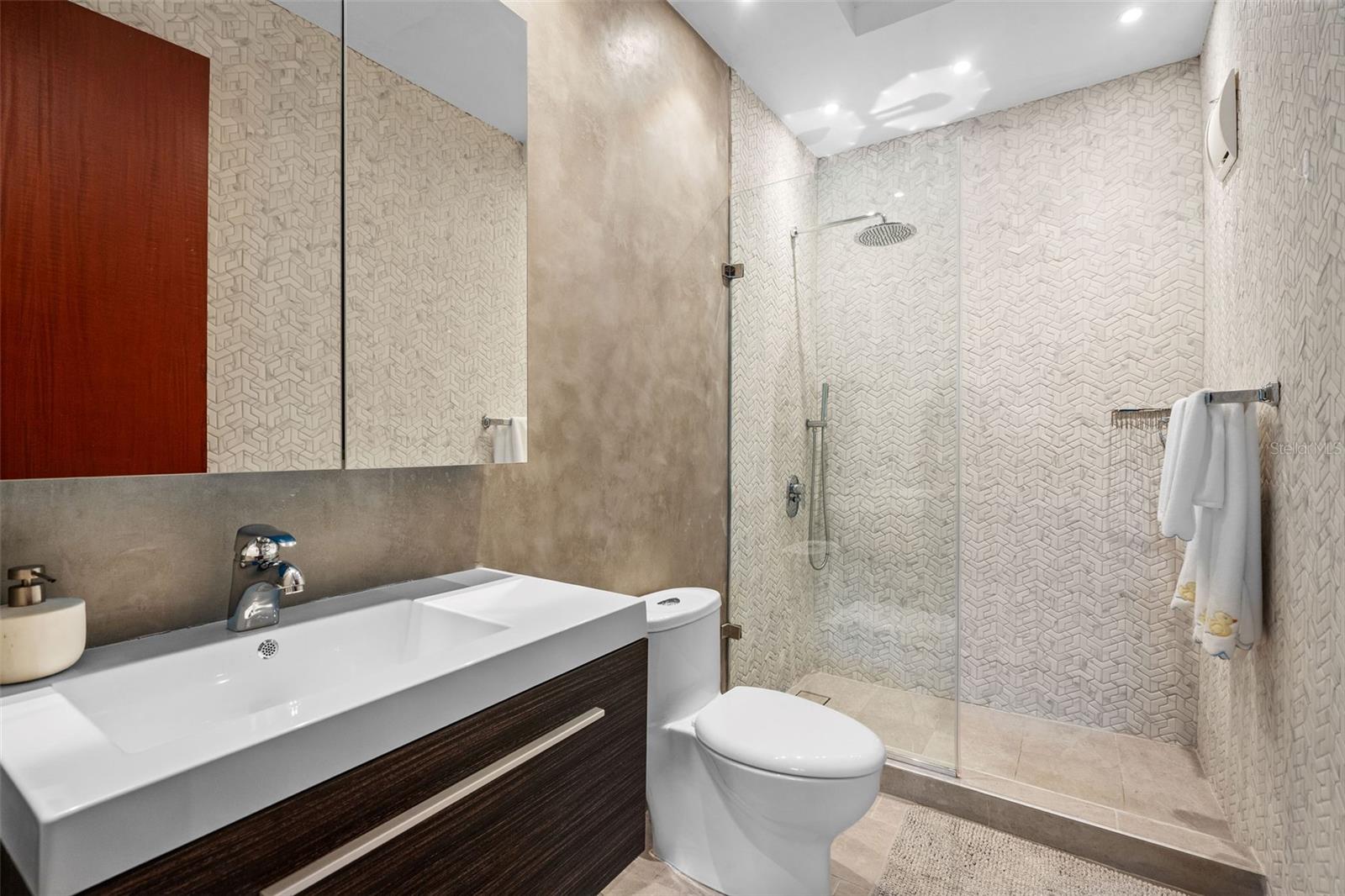 LAKESIDE VILLAS - Residential