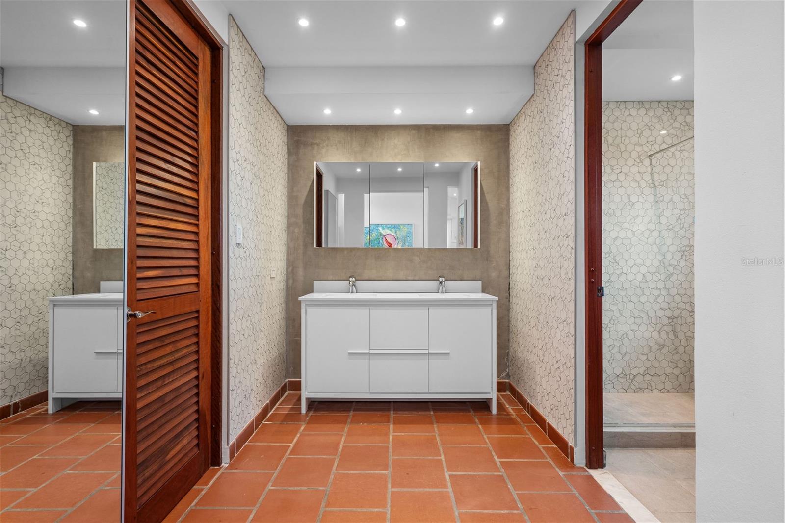 LAKESIDE VILLAS - Residential