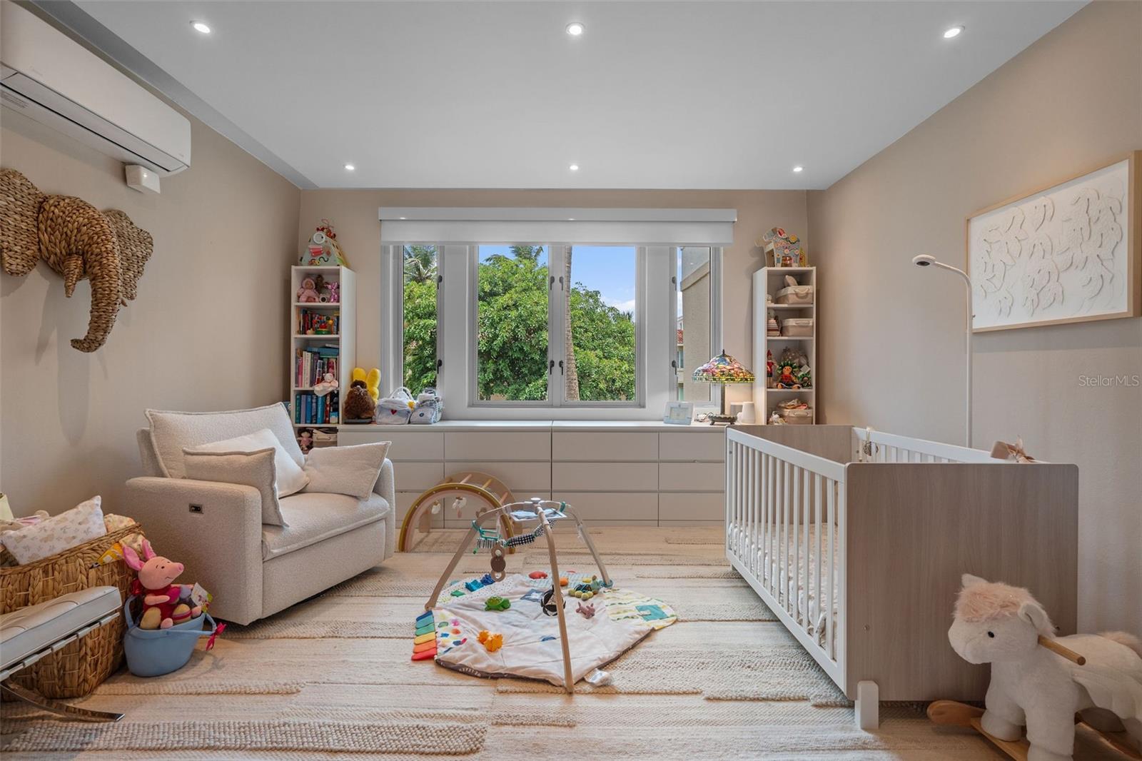 LAKESIDE VILLAS - Residential