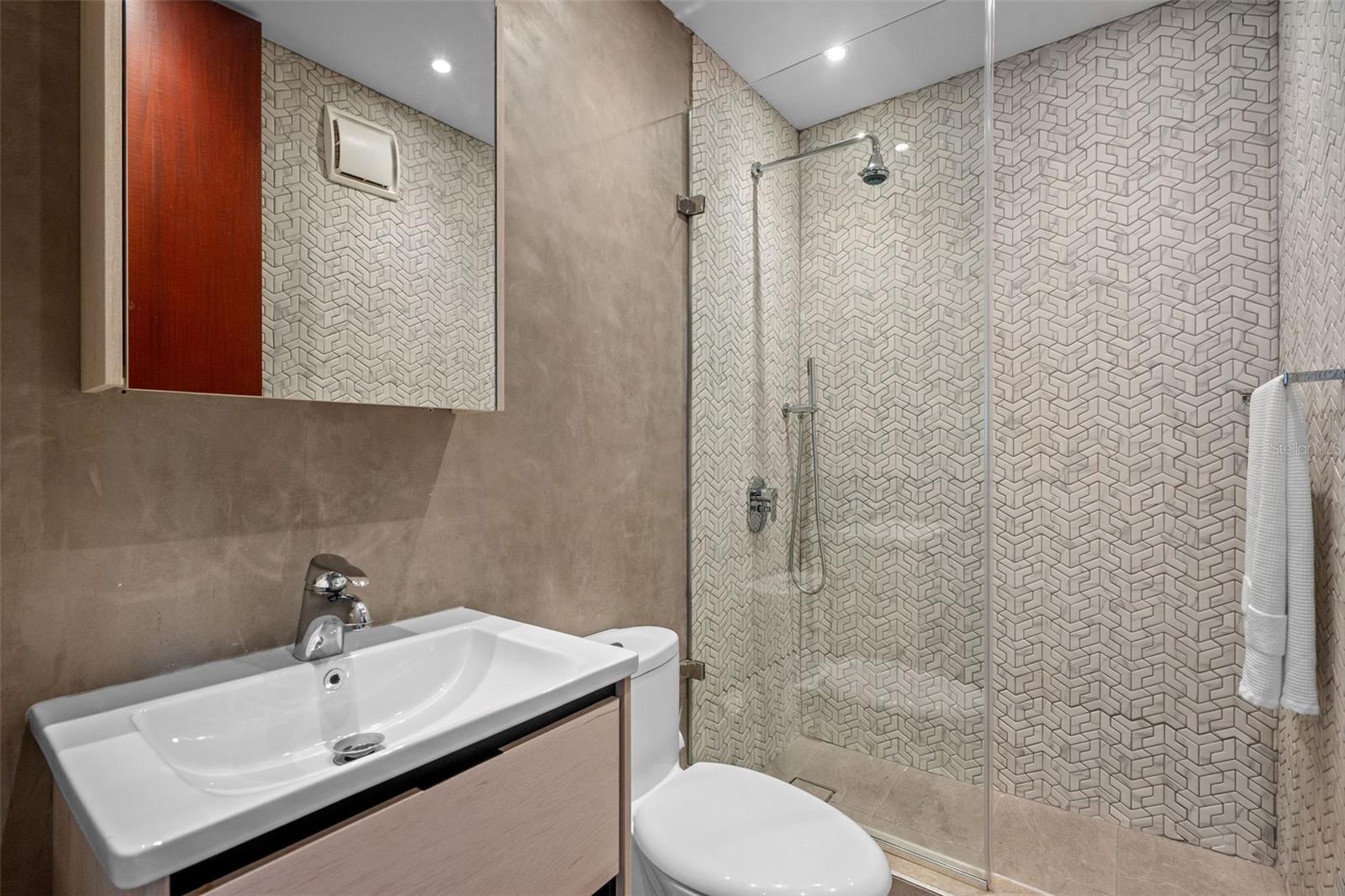 LAKESIDE VILLAS - Residential