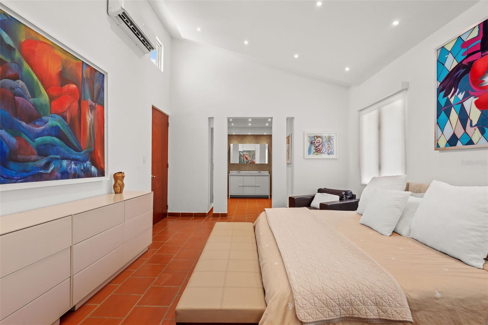 LAKESIDE VILLAS - Residential